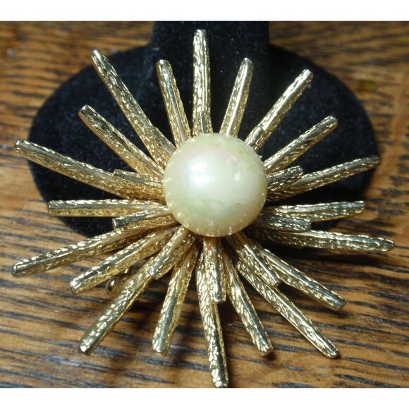 Castlecliff Gold Tone Pearl Starburst Brooch - Picture 1 of 4